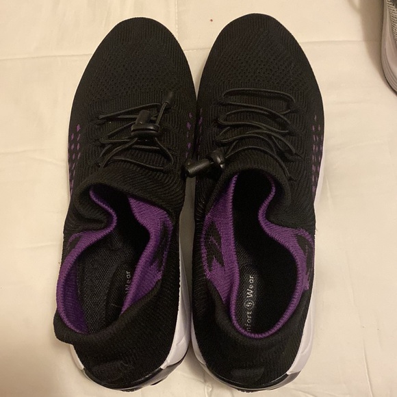 Very comfortable sneaker- great for nurses! - Picture 3 of 7